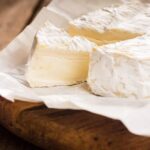 De los monasterios franceses a la mesa de todos: así fue el origen del queso Brie